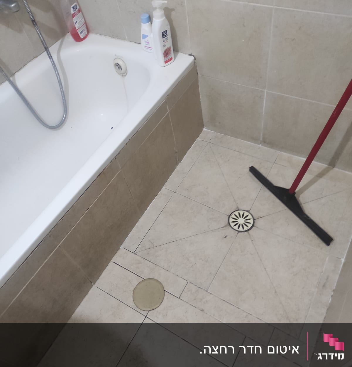 מגב אדום ושחור על רצפת אמבטיה